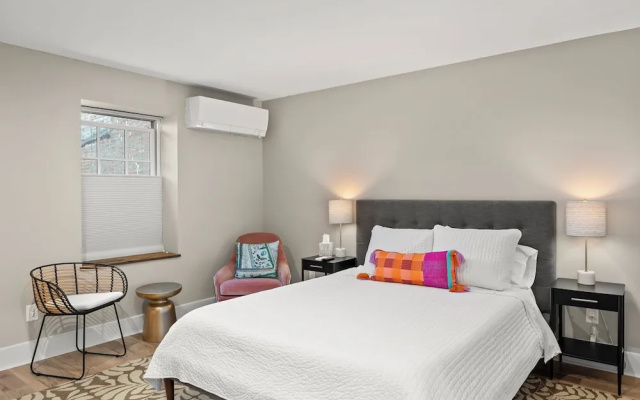 photo 5 of Howard Hotel
