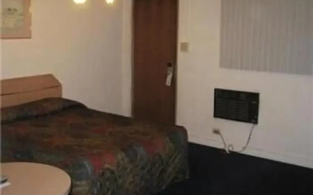 photo 2 of The Hub Motel