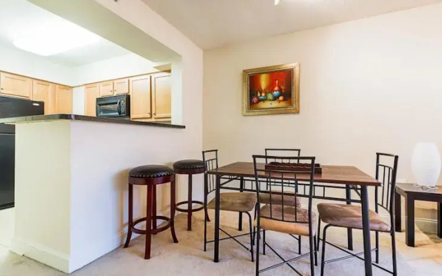 photo 2 of The Lincoln Apartment
