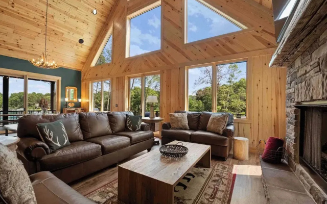 photo 4 of The Lodges Avantstay Lakefront, Sleeps 66 Pools, Docks, Theaters, Views