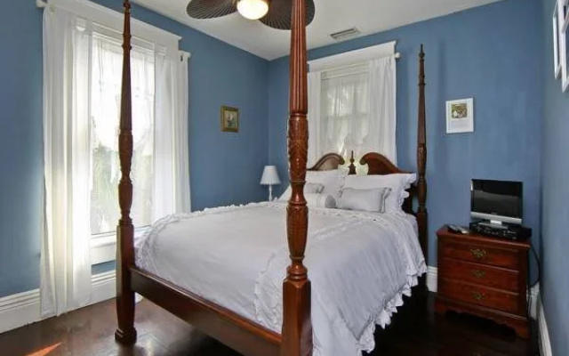 photo 3 of The Londoner Bed & Breakfast