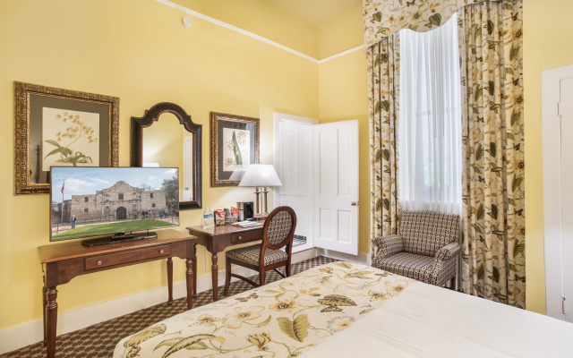 photo 3 of Menger Hotel