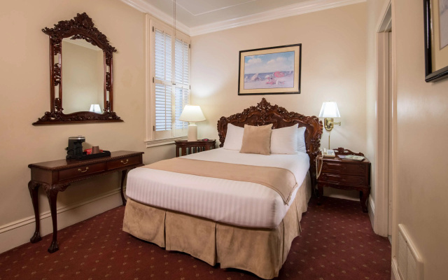 photo 2 of The Monterey Hotel