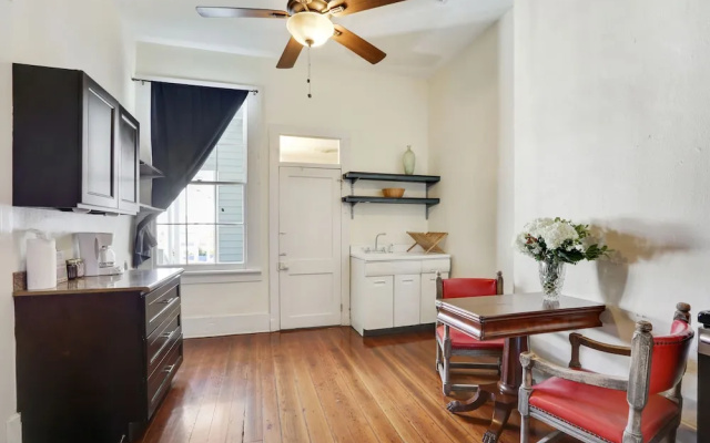 photo 3 of Montgomery Apartments on Magazine Street