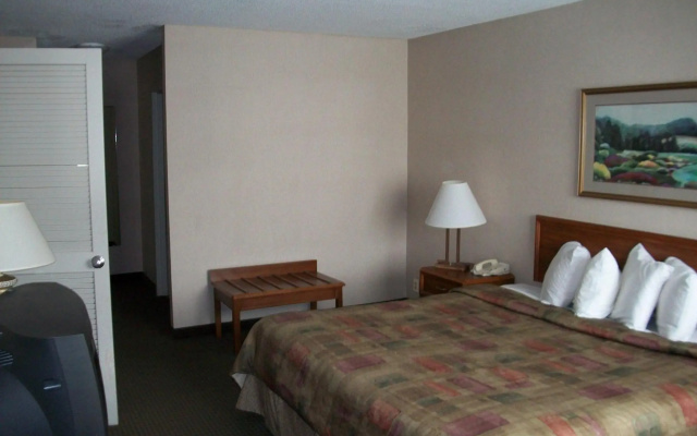 photo 3 of Moraine Inn & Suites