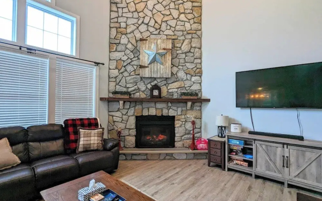 photo 3 of The Nest at Pinecrest by Avantstay Spacious Deck, Game Room, Fire Pit