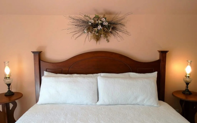 photo 3 of The Oakwood Inn Okoboji - Adults Only