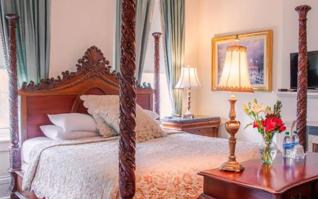 photo 2 of Justine Inn Savannah