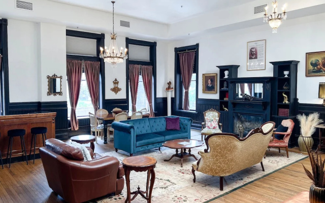 photo 2 of The Oliver Inn | Duluth Hotel Near Canal Park