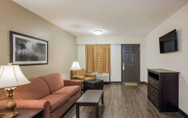 photo 5 of Econo Lodge