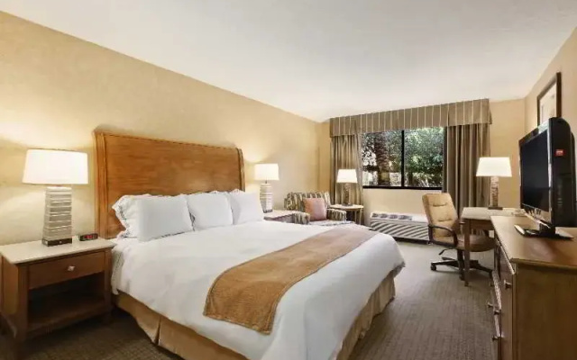 photo 2 of Phoenix Place Hotel & Suites
