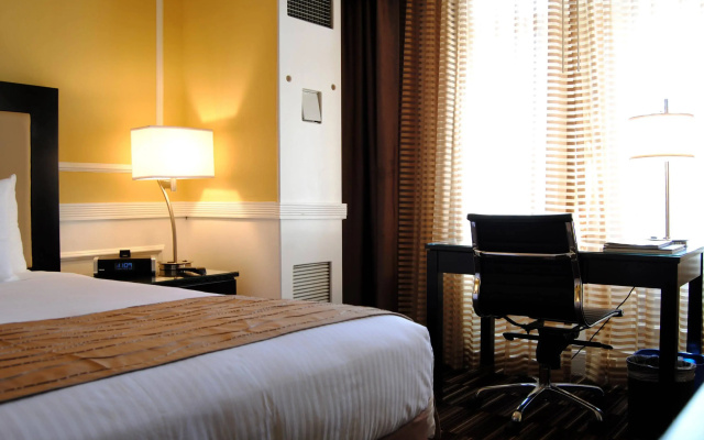 photo 3 of The Pickwick Hotel