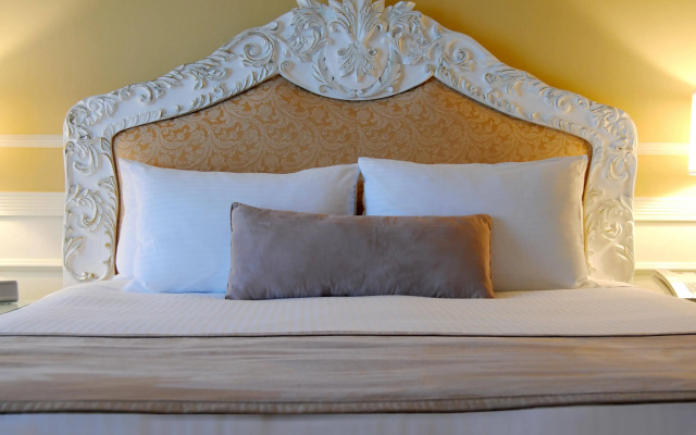 photo 4 of The Pickwick Hotel