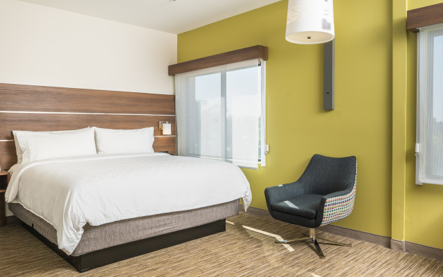 photo 3 of Holiday Inn Express & Suites Lake Forest by IHG