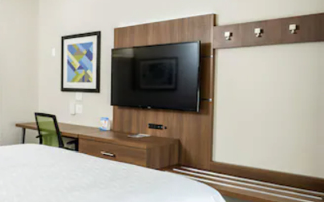 photo 5 of Holiday Inn Express & Suites Lake Forest by IHG