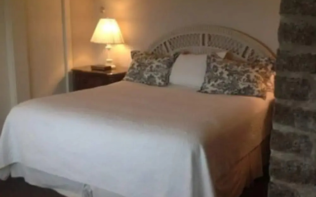 photo 2 of The Quarterdeck Inn By The Sea