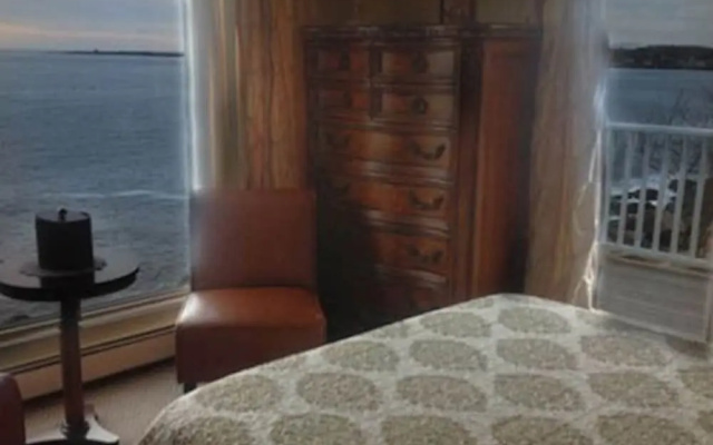 photo 5 of The Quarterdeck Inn By The Sea