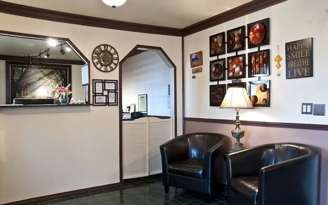 photo 2 of The Regency Inn