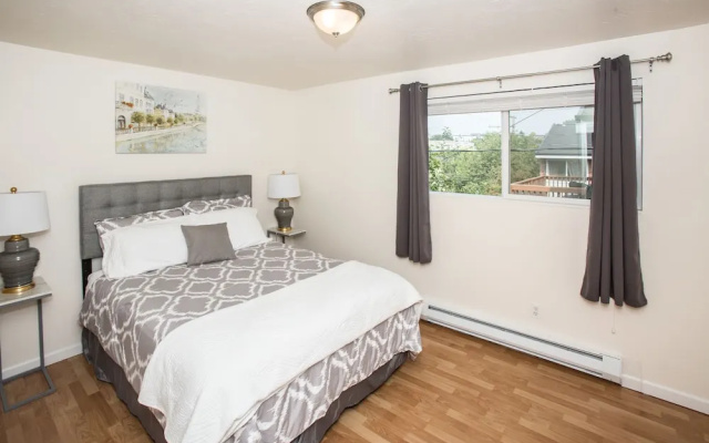 photo 2 of The Seattle Stunner - 1960's Retro Apt - Sleeps 6
