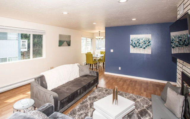 photo 4 of The Seattle Stunner - 1960's Retro Apt - Sleeps 6