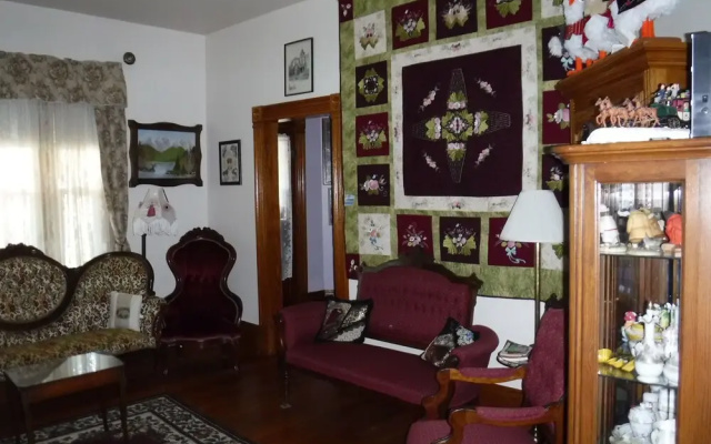 photo 2 of The Silk Pincushion - Easy access to downhill skiing