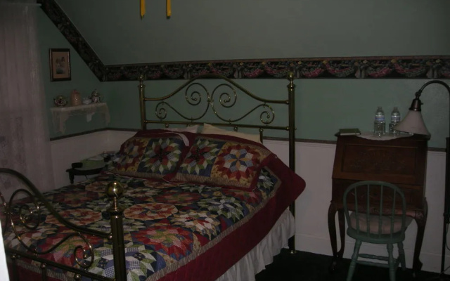 photo 3 of The Silk Pincushion - Easy access to downhill skiing