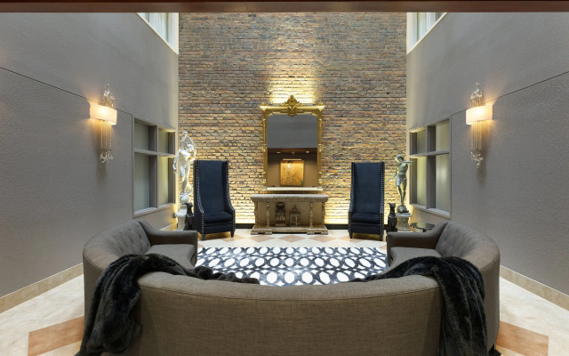 photo 2 of Des Lux Hotel