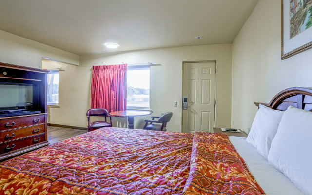 photo 4 of Whispering Pines by Hotel O Whitestone VA