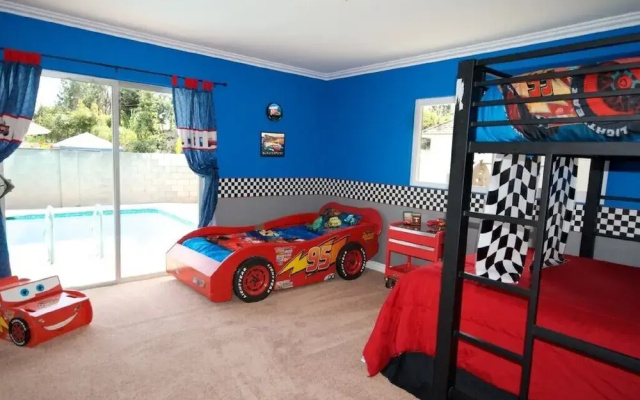 photo 2 of The Wonderland House 5 Bedrooms 3 Bathrooms Home