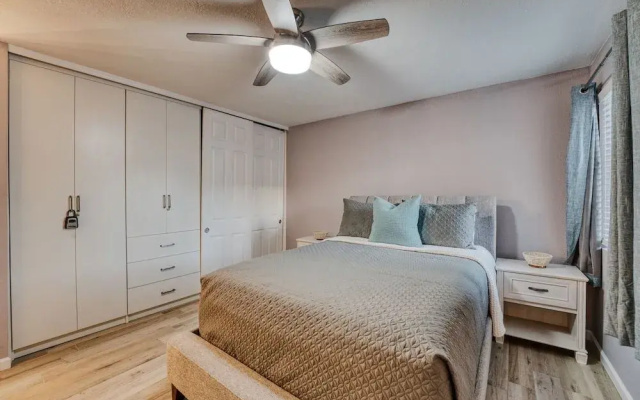 photo 3 of 2BR Sleeps 6 Pool BBQ Gym Hot Tub & Bar Hopping!
