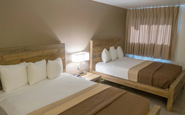 photo 2 of Thunderbird Hotel