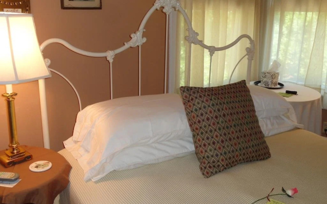 photo 4 of Thurston House
