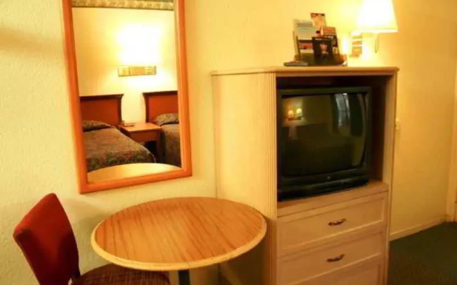 photo 2 of Tiffany Inn Corona