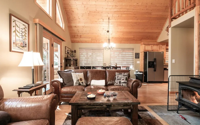 photo 2 of Tivoli Chalet Apartment 3 NW Comfy Cabins