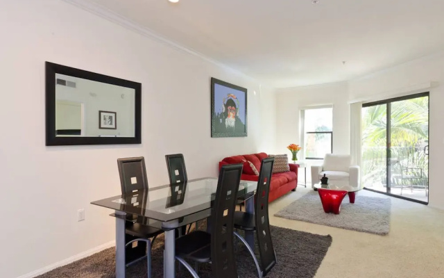 photo 2 of Top Downtown Location, Fast WIFI, & Free Parking! (P-1)