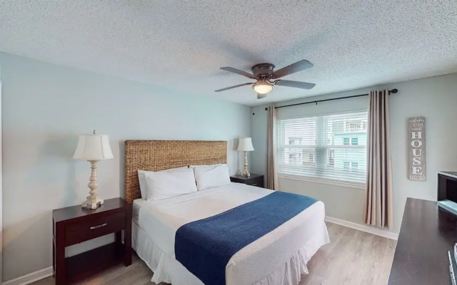 photo 4 of Top Floor Beachside Condo in Gulf Shores Sleeps 6