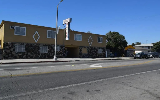 photo 2 of Top Hat Motel