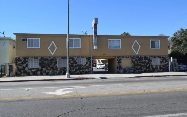 photo 3 of Top Hat Motel