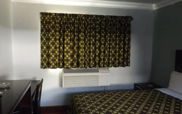 photo 5 of Top Hat Motel