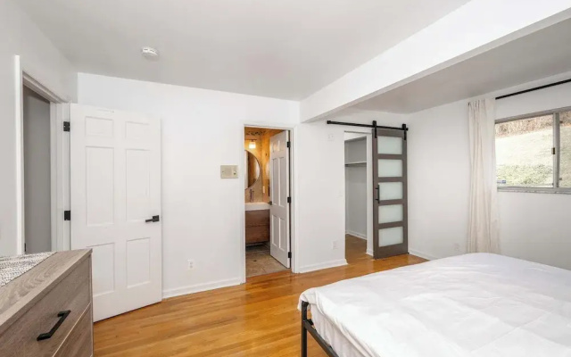 photo 4 of Top Notch City Escape w King Bed