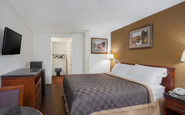 photo 2 of Torrance Travelodge