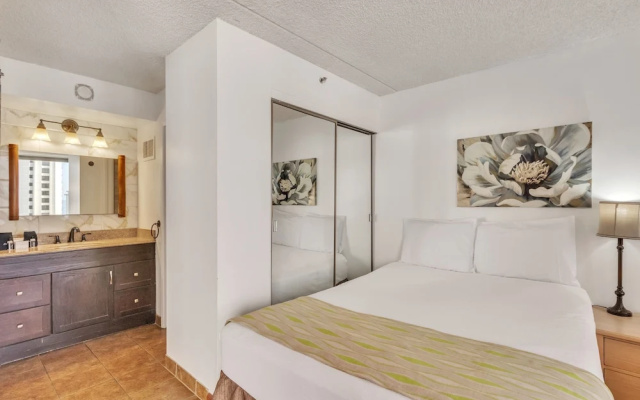 photo 4 of 19th Floor Condo with Lanai & Sea Views - FREE Parking!