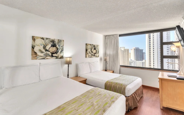 photo 5 of 19th Floor Condo with Lanai & Sea Views - FREE Parking!
