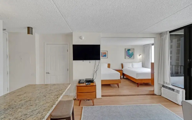 photo 2 of Modern Upgraded 20th Floor Condo With Ocean Views by Redawning