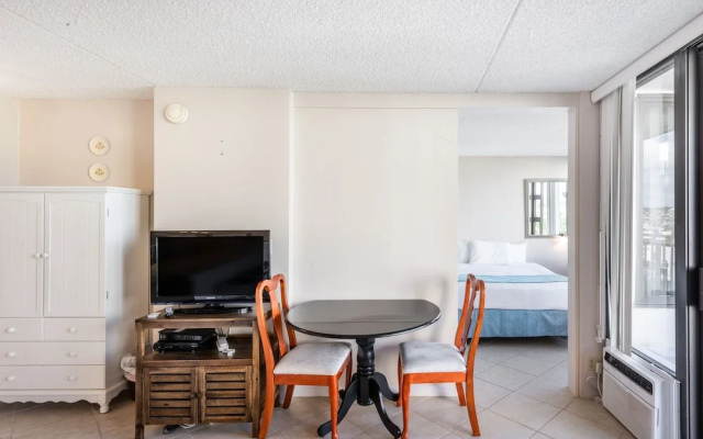 photo 2 of 21st Floor Condo With View of Ko'olau Mountains and the Ala Wai Canal