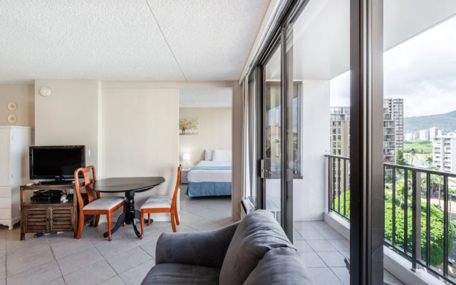 photo 3 of 21st Floor Condo With View of Ko'olau Mountains and the Ala Wai Canal