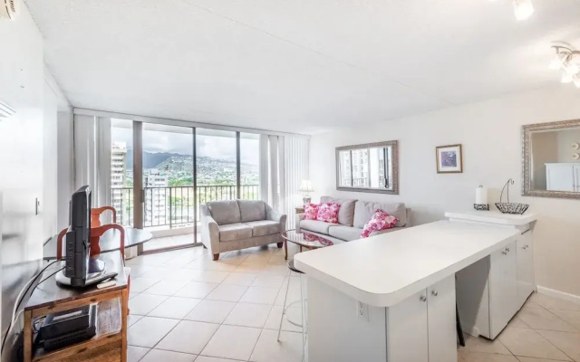 photo 4 of 21st Floor Condo With View of Ko'olau Mountains and the Ala Wai Canal
