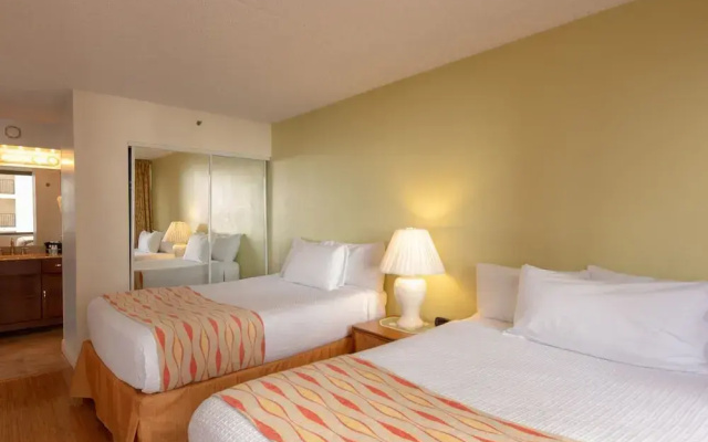 photo 3 of Deluxe Waikiki Banyan Condos - Free Parking & Wifi