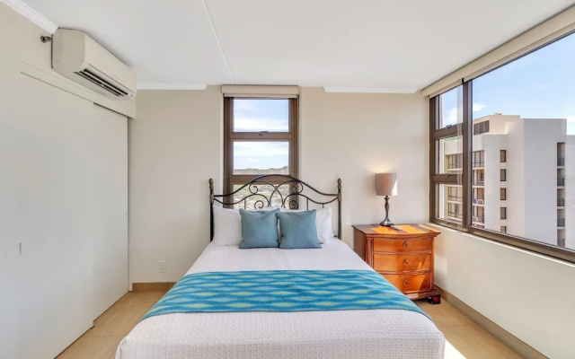 photo 5 of 37th Floor Condo with Sweeping Ocean Views & Free parking!