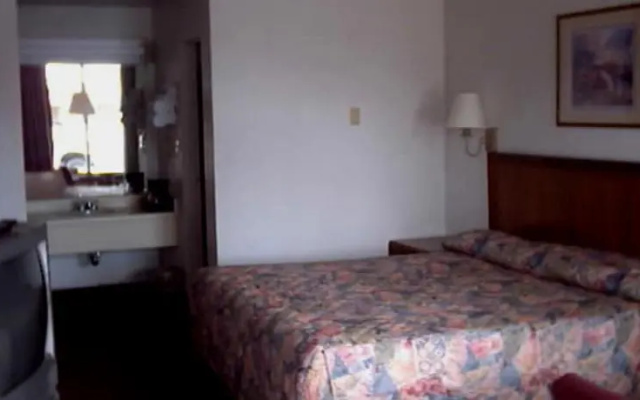 photo 2 of Town and Country INN